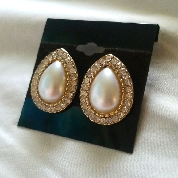3 for $15 Vintage Style Gold Pearl Earrings - Picture 2 of 2